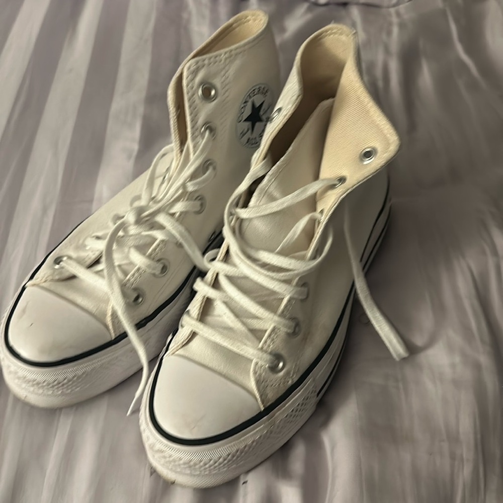 Lightly loved platform converse